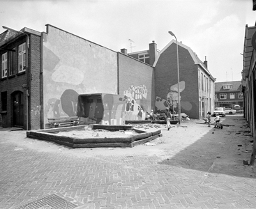 61245 Gezicht in de Kroonsteeg te Utrecht, vanaf de Jeremiestraat (voorgrond), uit het westen met op de voorgrond een ...